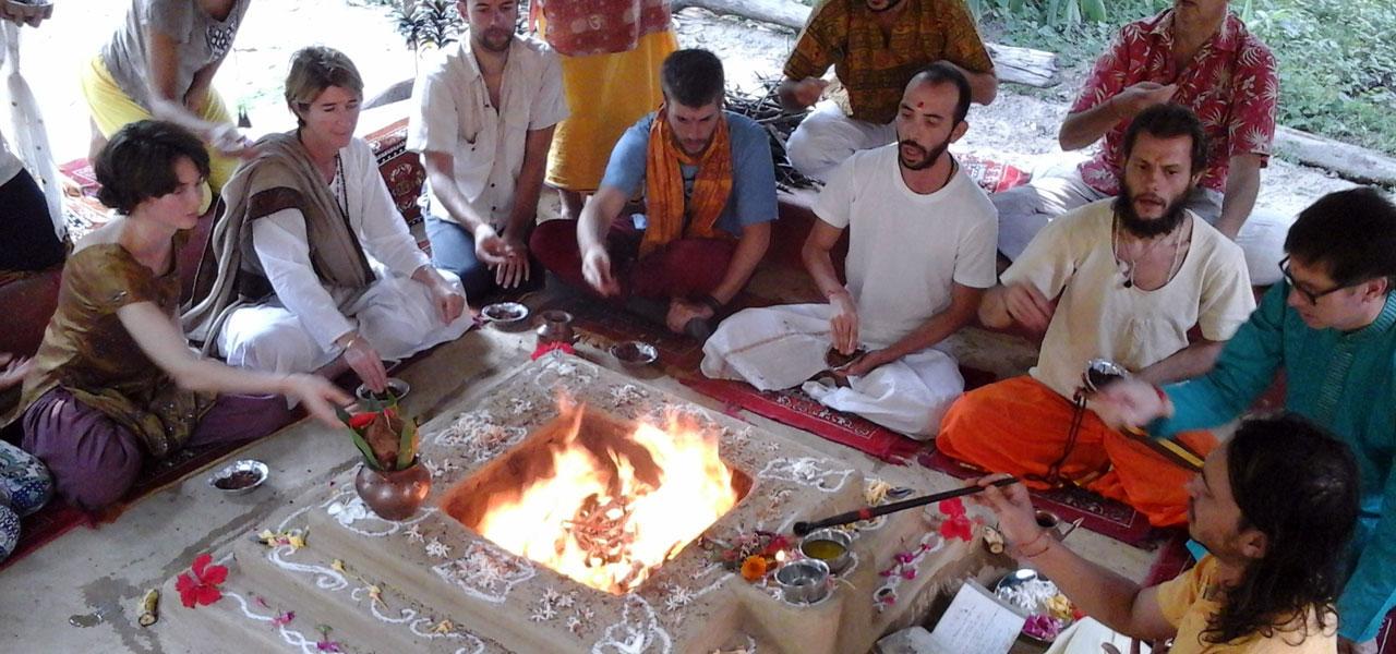 www.yoganga.org - YogAnga Retreat at Sri Santosh Puri Ashram - Yajña (Homa) Fire Ceremonies, full moon, new moon