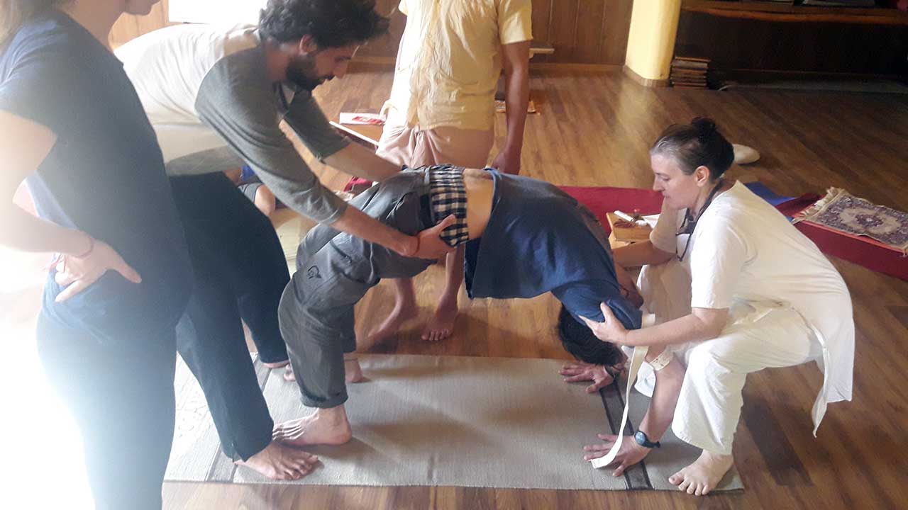 Brahmananda Giri - YogAnga Retreat Hatha Yoga Teacher Training Staff - Yoga Anatomy, Alignment, Asana - yoganga.org - Sri Santosh Puri Ashram, 200 hour yoga alliance hatha yoga teacher training in india