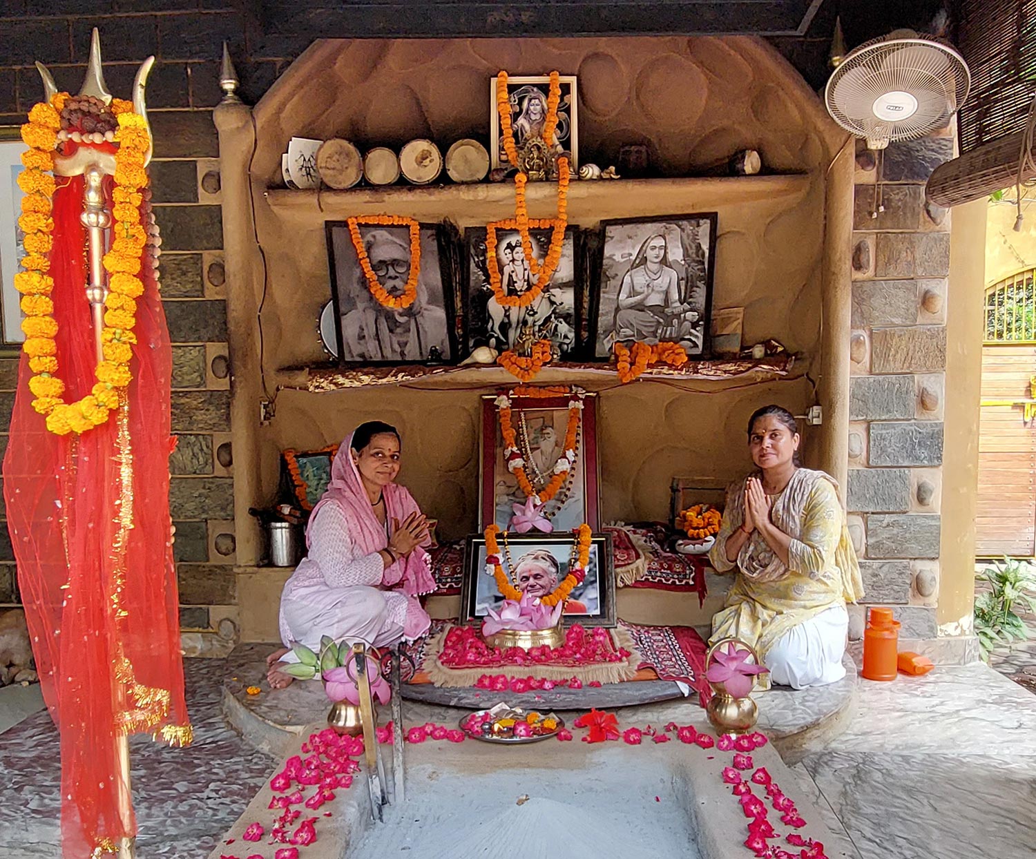 yoganga.org - Guru Purnima - yoganaga retreat at sri santosh puri ashram, full moon celebration in honour of our gurus: Santosh Puri Babaji and Narvada Puri Mataji